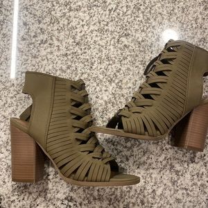 Green lattice booties